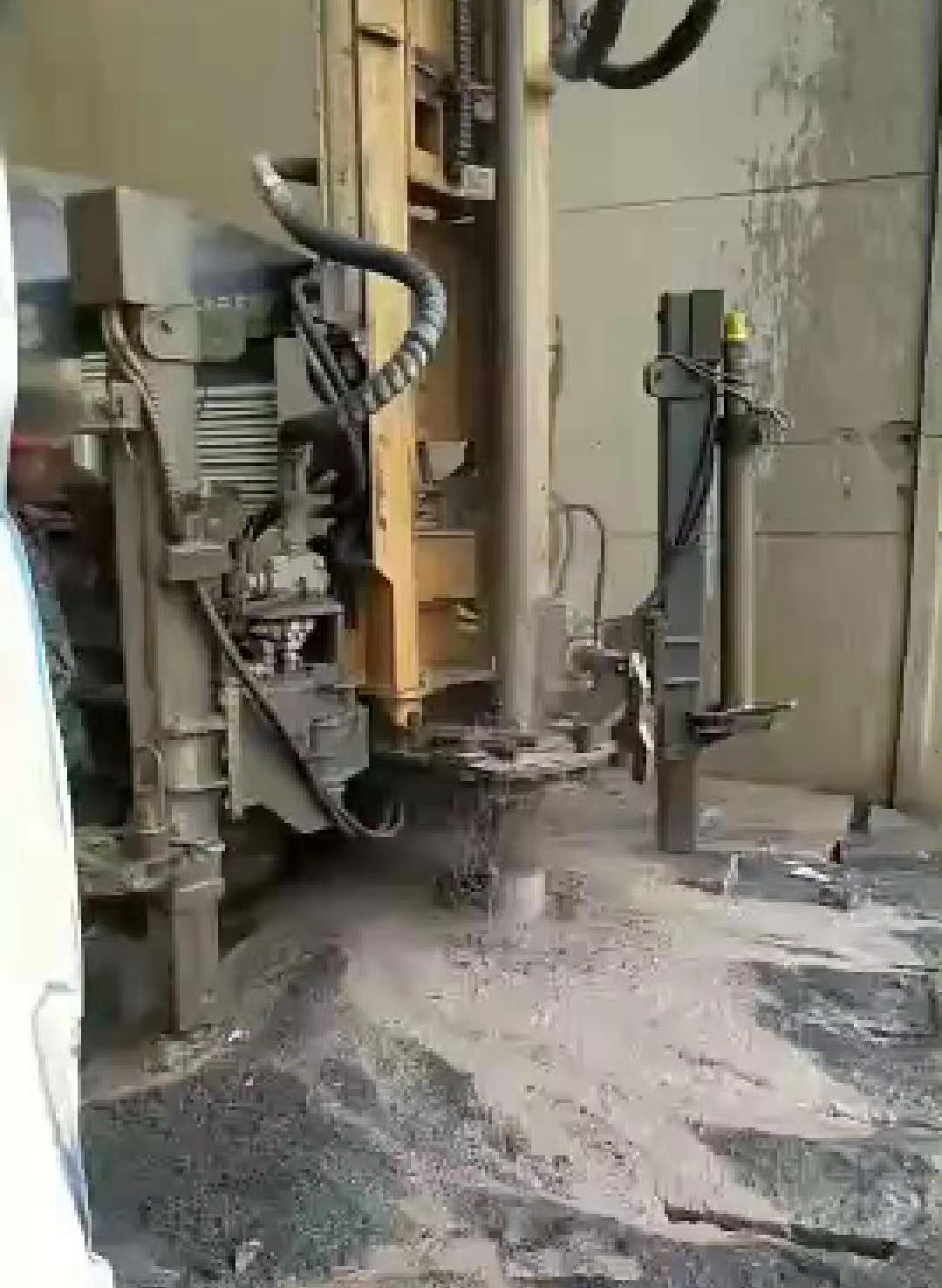 巖石井